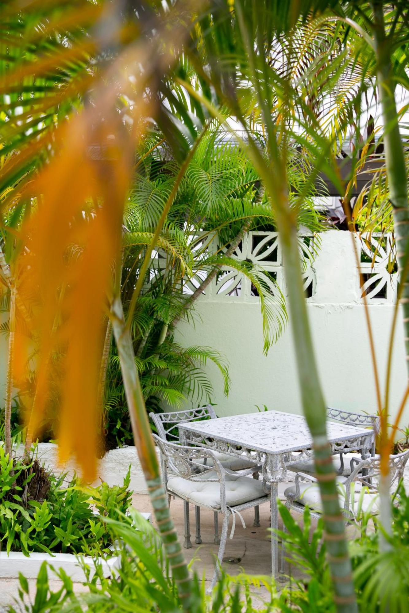 Numero Uno Beach Apartments Сан-Хуан Экстерьер фото